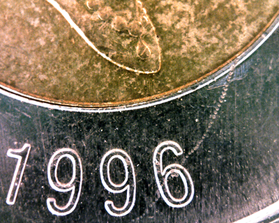 1996 $2 Canada 001 German Planchet (closeup broken pearl necklace) obv.png